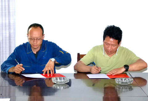 公司黨委書記方念實(shí)與低壓導(dǎo)線車間黨支部書記董亞民簽訂社會治安綜合治理責(zé)任書